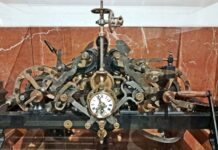 El mecanisme de l’antic rellotge públic de la Llotja de la Seda, exhibit a l’església de Campanar.