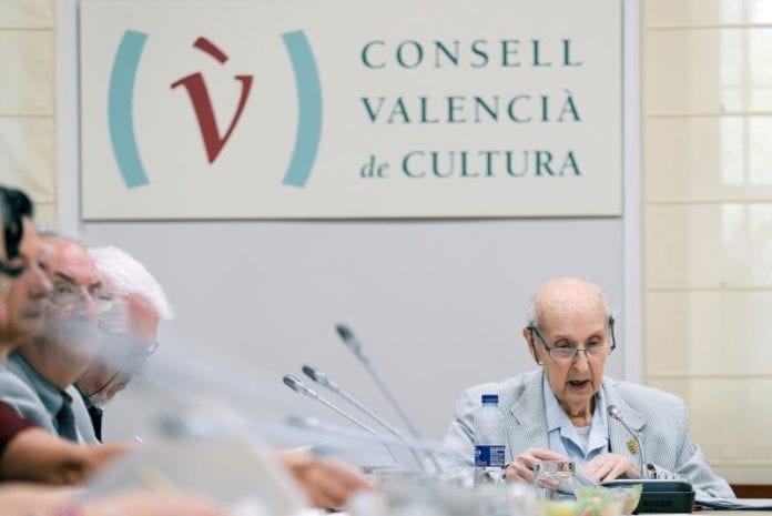El professor Santiago Grisolía en el ple del Consell Valencià de Cultura. EFE/Arxiu