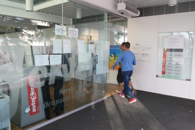 La Generalitat incrementa los fondos para formar y contratar a desempleados en empresas