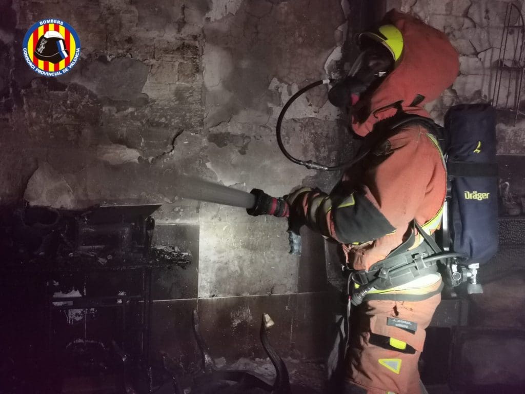[:es]Una mujer afectada por inhalación de humo en el incendio de una ...