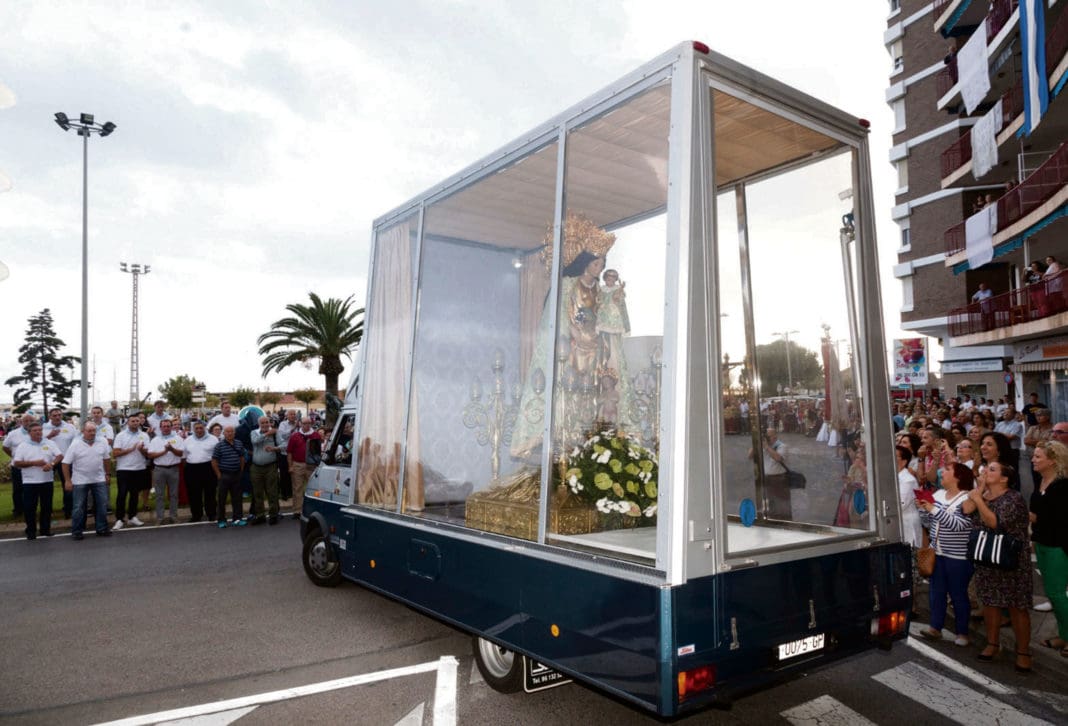 virgen de los desamparados en un coche de cristal