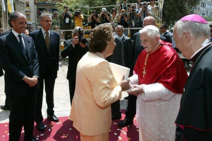 Rita Barbera saluda a Benedicto XVI