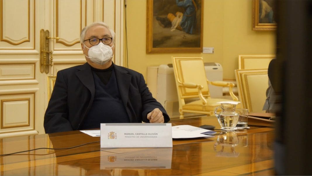 Manuel Castellos sobre una mesa tras un cartel con su nombre