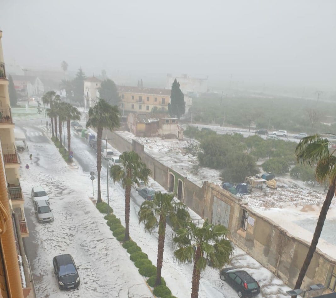 Una calle de Nules llena de granizo