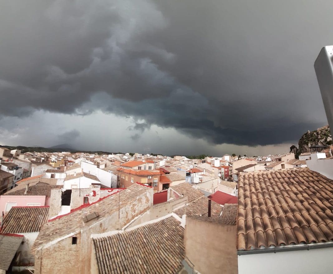 Tormenta sobre unos tejados