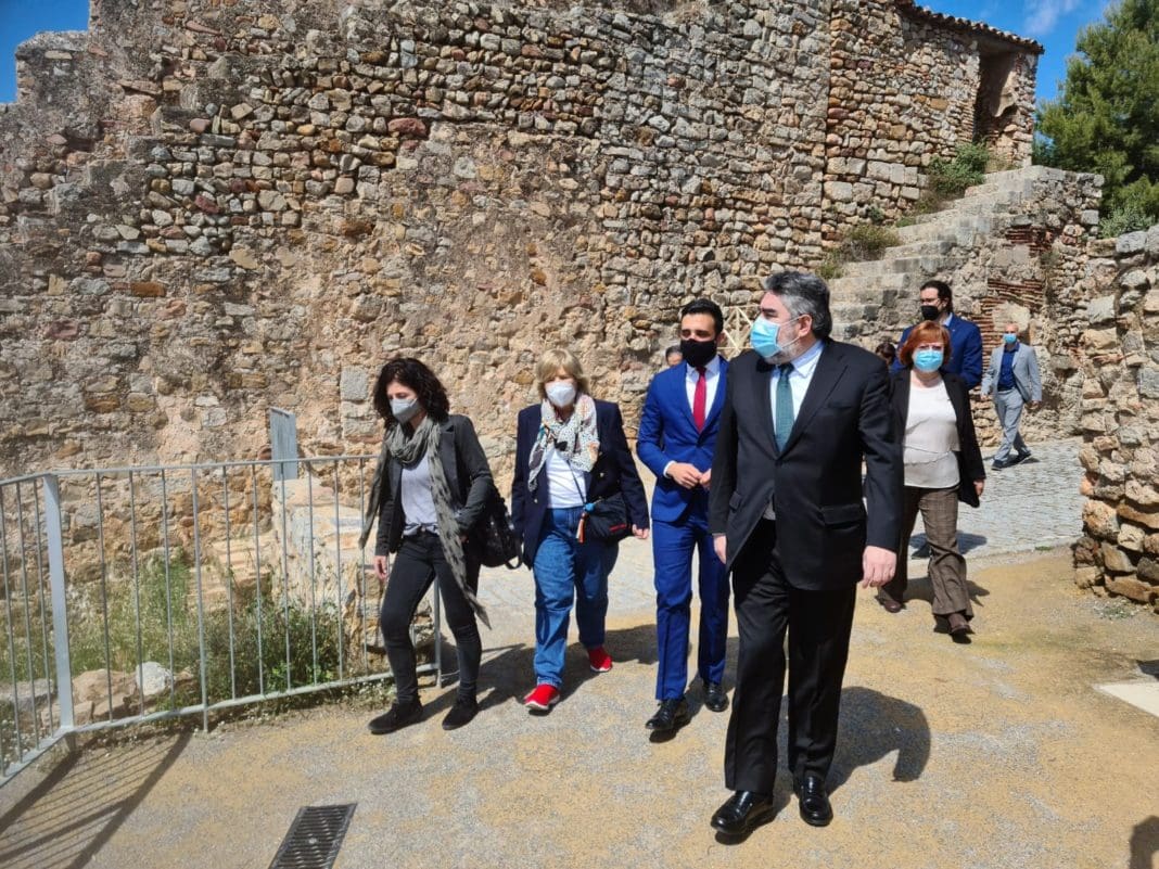 el ministro uribes en el castillo de sagunto