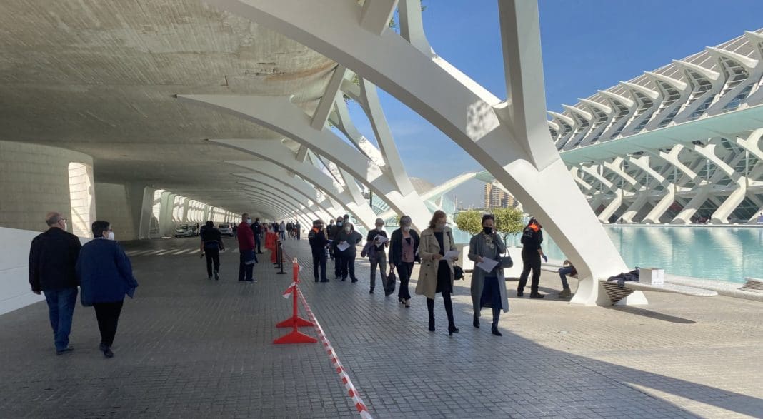 cola de gente esperando a ser vacunada en la ciudad de las artes y las ciencias