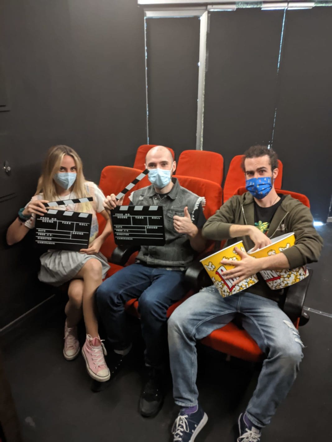 clientes en una escape room con mascarilla
