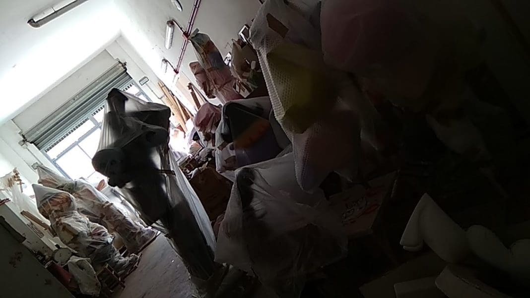 ninots falleros empaquetados en un taller