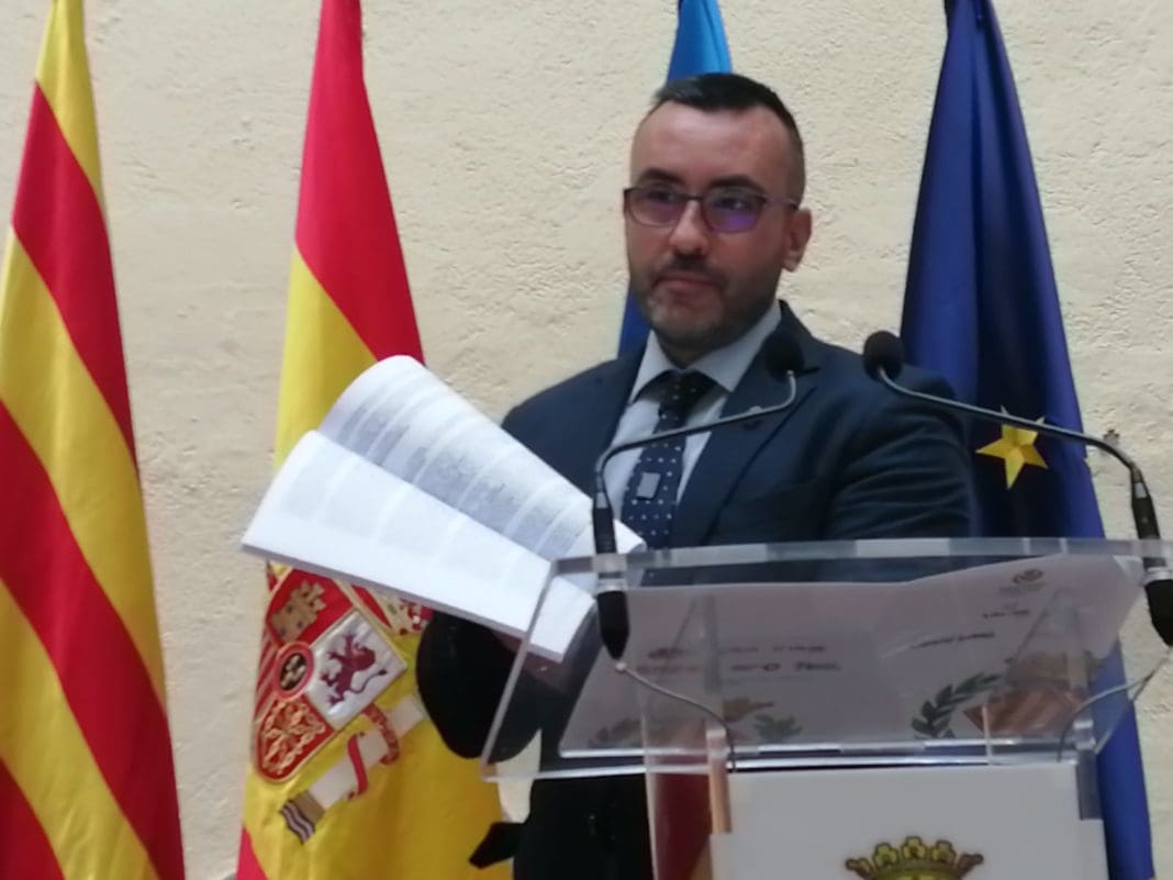 Imagen del alcalde de Vila-real con unos papeles en las manos que es la sentencia del Caso PIAF