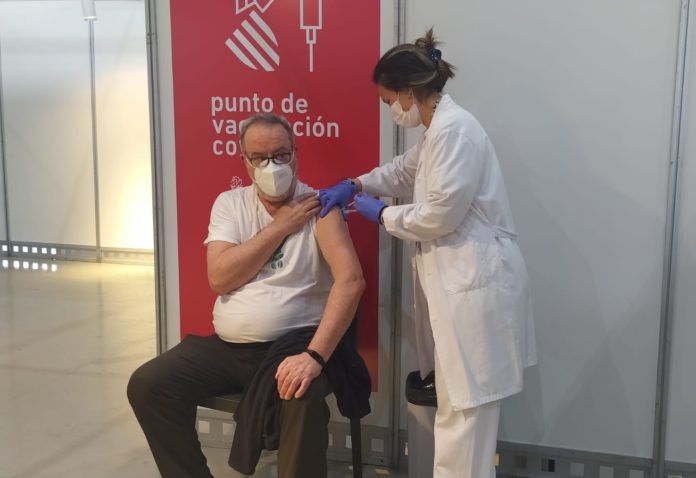 Hombre vacunándose contra la COVID-19 en IFA