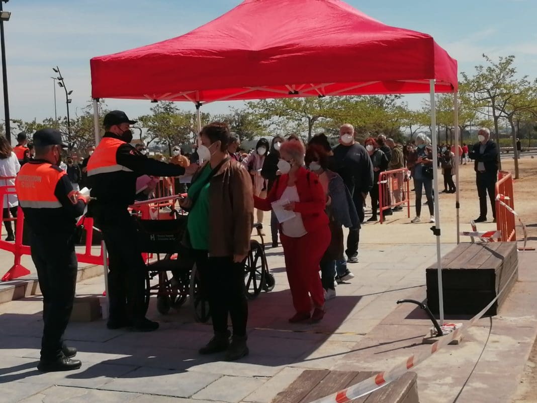 imagen del punto de entrada de vacunación. Exterior auditorio Castellon. Colas de gente
