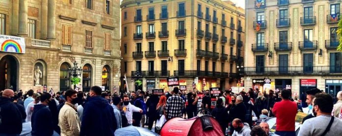 manifestantes y tiendas de campaña frente al Palau de la Generalitat.
