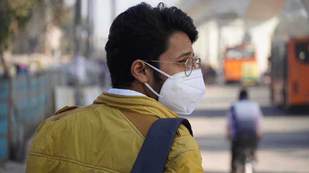 Hombre con mascarilla por la calle