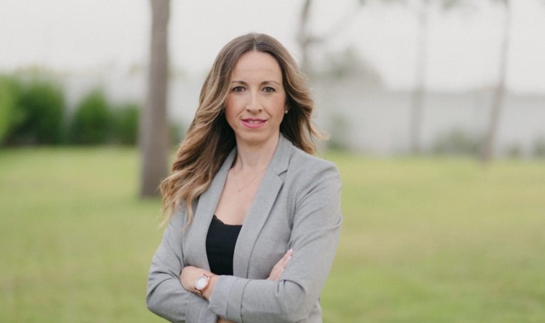 Cristina Civera posa en un bosque