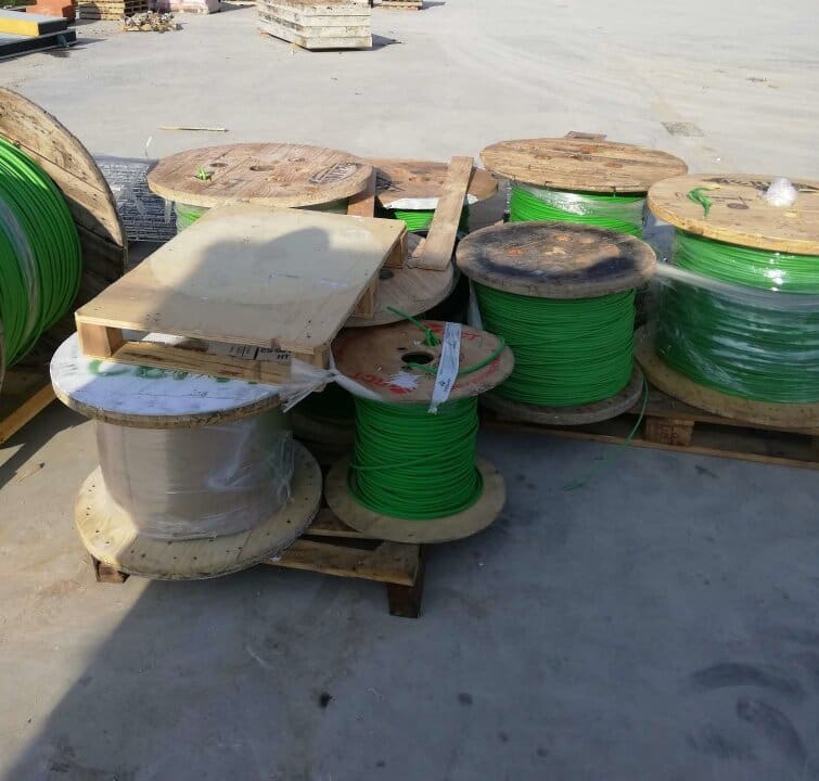 cableado de cobre en el suelo