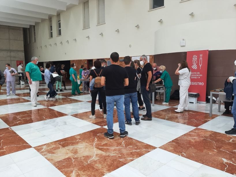Profesores alicantinos haciendo cola para vacunarse