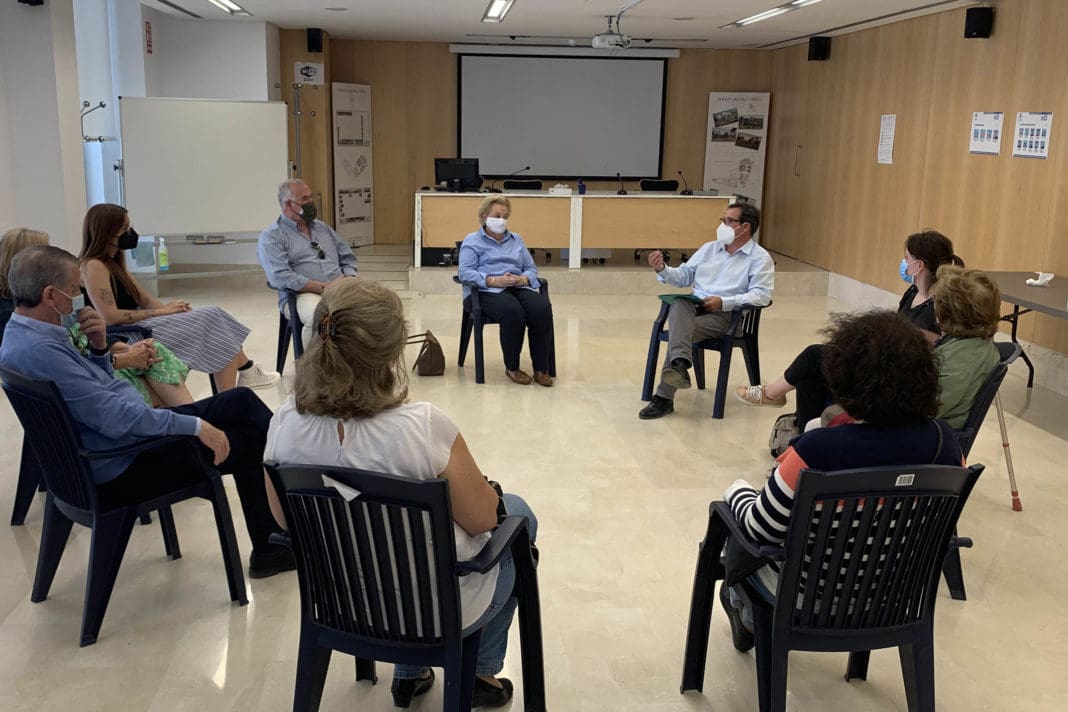 Reunión del diputado Juan Bautista Roselló, con representantes de asociaciones familiares