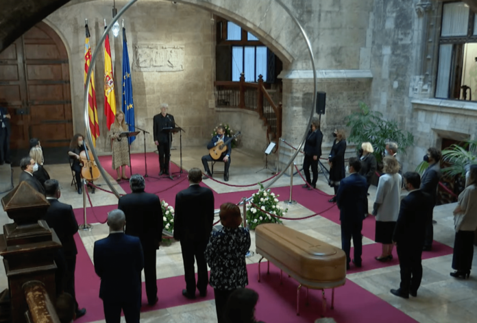 Homenaje al poeta Brines en el Palau de la Generalitat