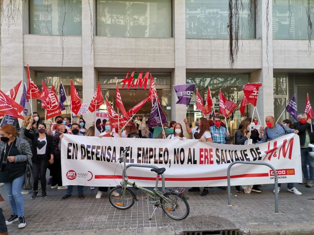Protesta delante del H&M de València por el ERE