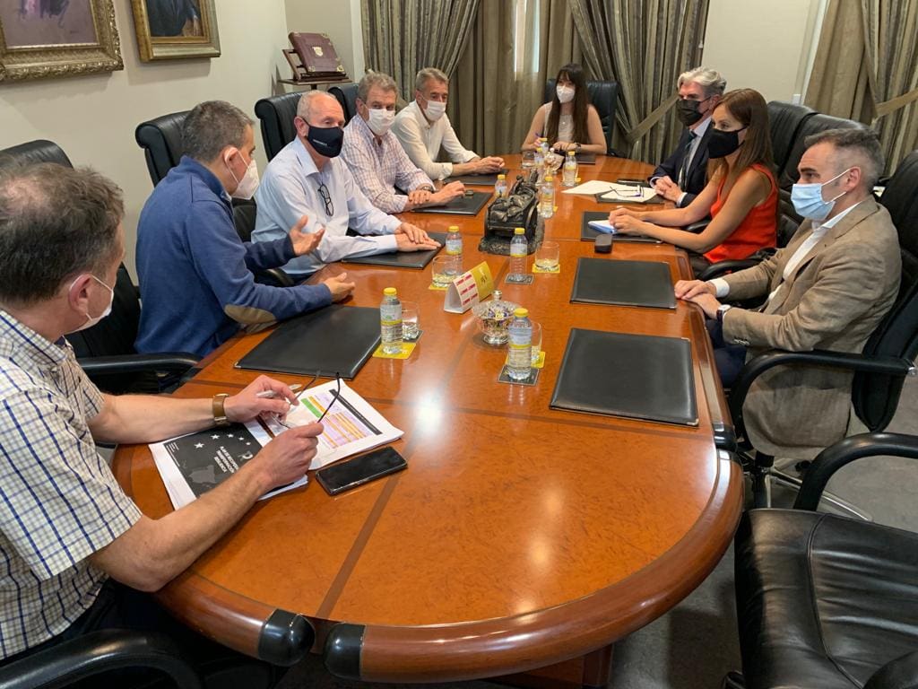 Reunión de los diputados populares con la asociación AVA