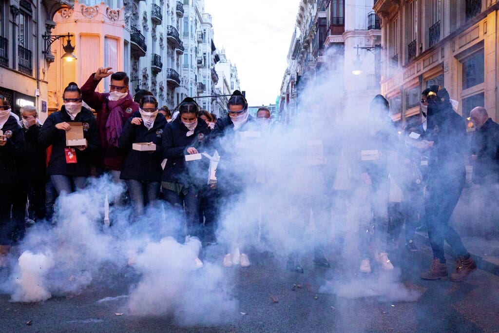 Falleros lanzando petardos al suelo