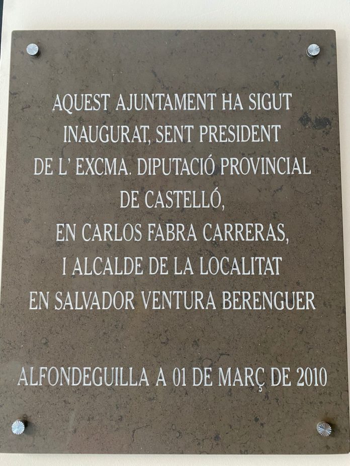 Placa inaugural con el nombre de Carlos Fabra