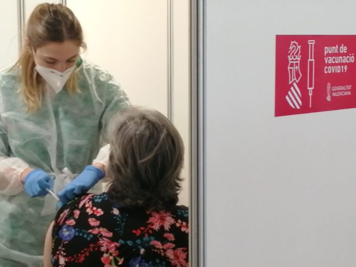imagen de una enfermera cin mascarilla vacunando a una persona de espaldas y el logo del vox de la Generalitat Valenciana