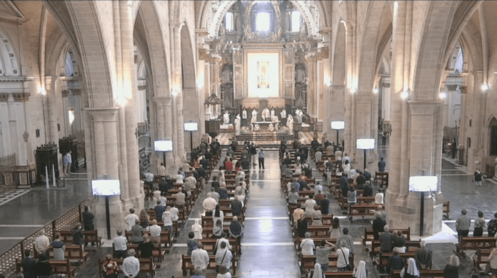 Imagen de la Misa Pontifical en la Catedral de València retransmitida por Youtube