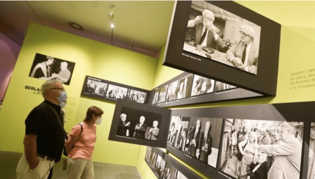 Joan Ribó en la visita a la exposición Berlanga del MUVIM