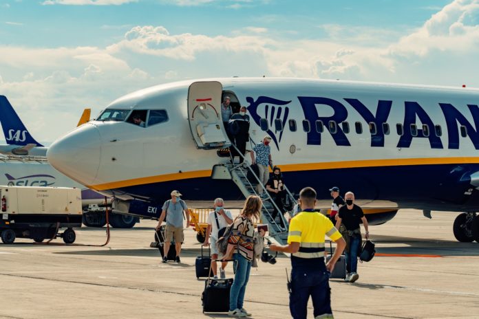 Turistas bajando de un avión de Ryanair
