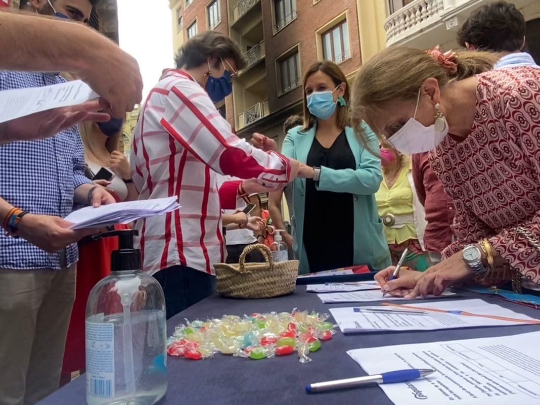 Catalá en la recogida de firmas 