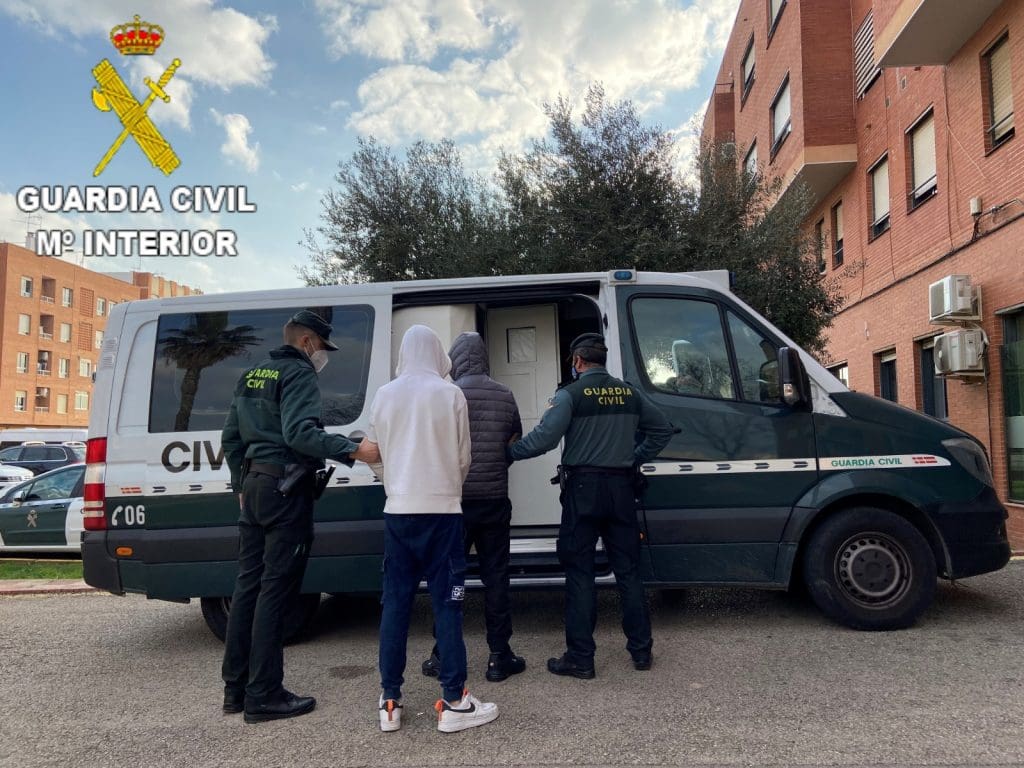 Cuatro detenidos por dos robos con fuerza en Benifaió - Actualidad Valencia