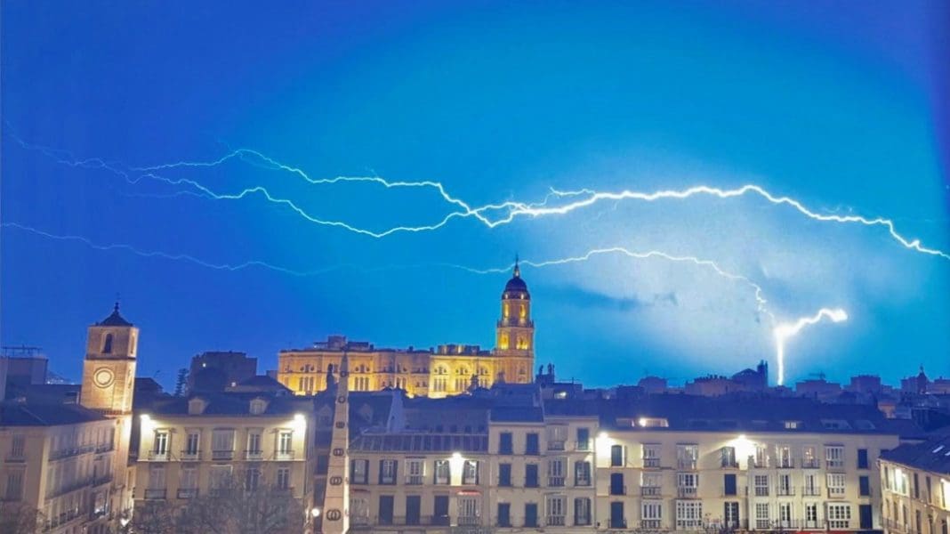 Un rayo durante una noche de tormenta sobre los tejados de Alcoy