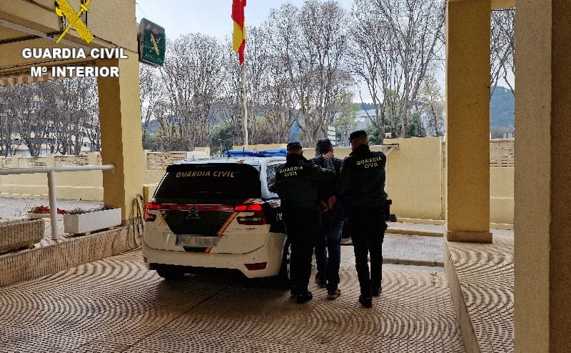 La Guardia Civil realizando las detenciones necesarias