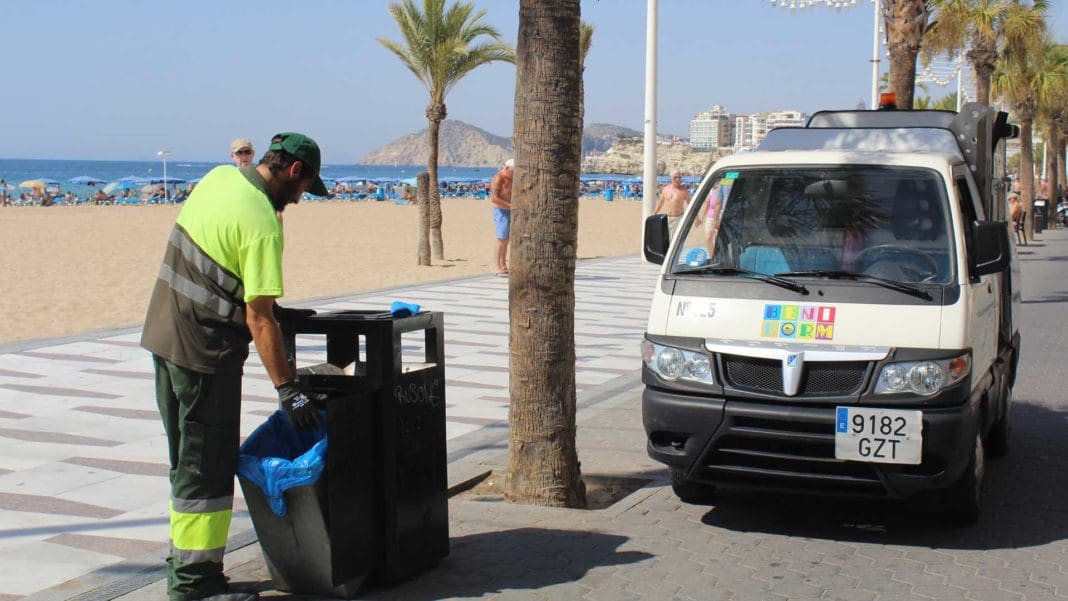 Uno de los operarios realizando las tareas de limpieza en Benidorm