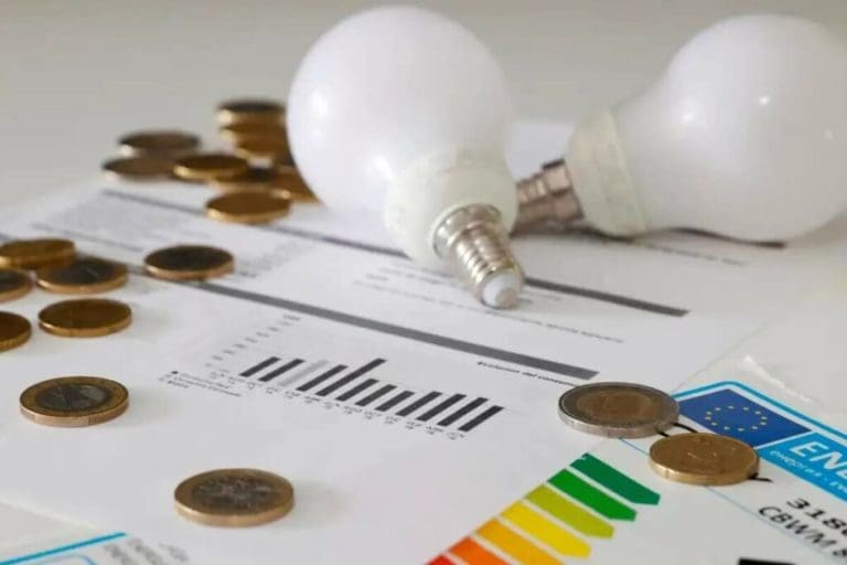 El precio de luz se duplica con creces este lunes, hasta los 79,5 euros/MWh