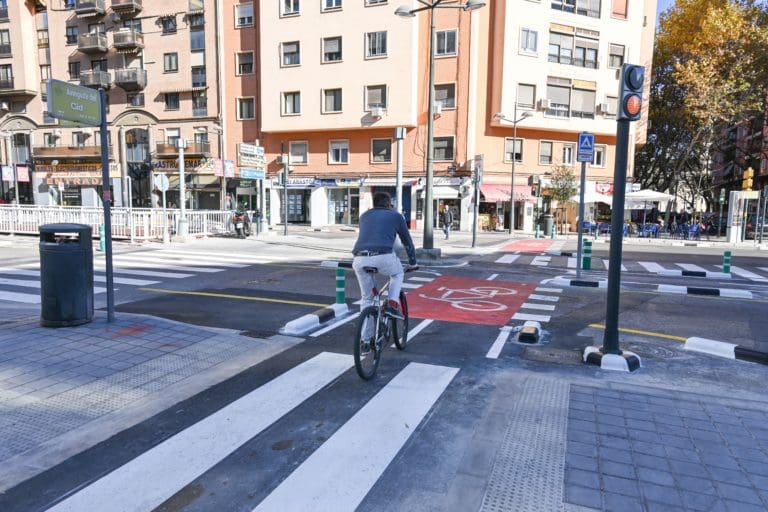 València auditará cuatro cruces de carriles bici para mejorar su seguridad