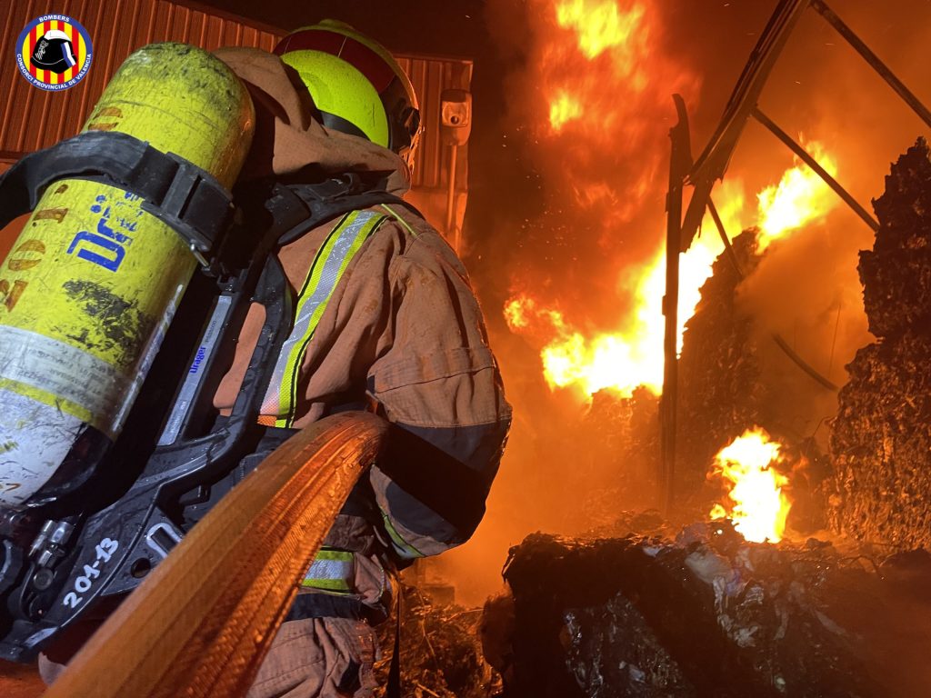 Dos hombres heridos en el incendio de una vivienda en Requena ...
