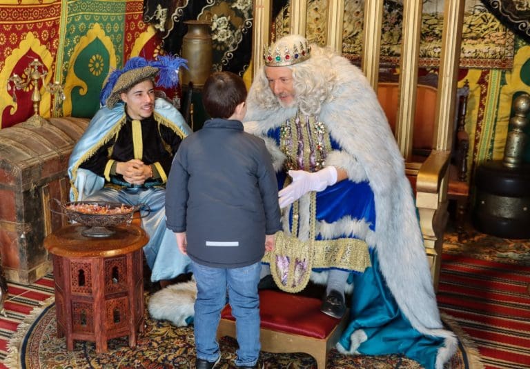 La magia y la ilusión de los niños y niñas inundan el Campamento Real de Torrent