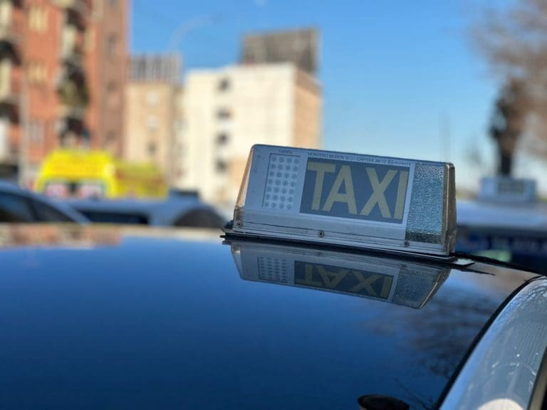 Pradas pacta con el sector del taxi el refuerzo del servicio en València con motivo de las Fallas