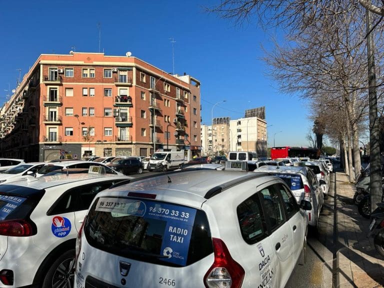 Los taxistas desconvocan la protesta de este miércoles y dan un mes de plazo a Conselleria para ‘cumplir los compromisos’