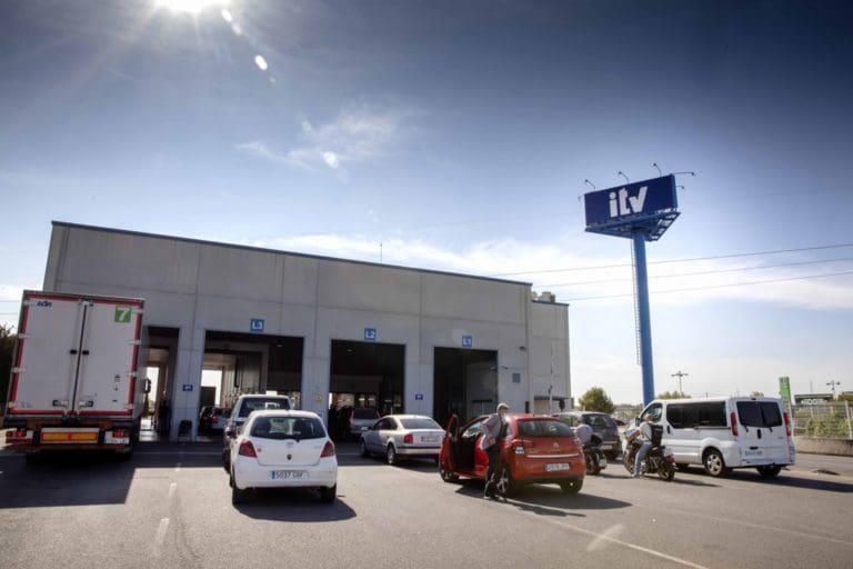 La OCU recomienda guardar pruebas sobre no disponibilidad de citas en la ITV para reclamar ante posibles sanciones