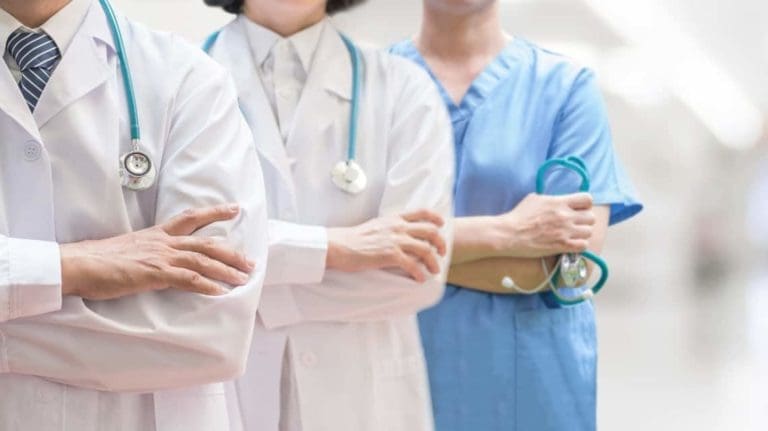 Gómez exige al Ministerio soluciones para cubrir vacaciones de los médicos ante la problemática de los MIR de último año