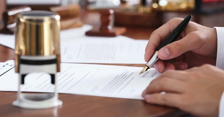 Una notaria se enfrenta a 5 años de cárcel acusada de hacer firmar un testamento a una mujer de 80 años incapacitada