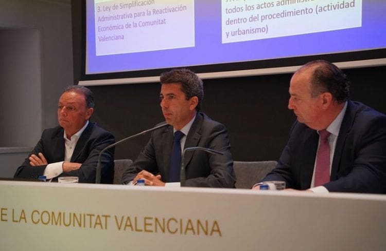 Mazón asistiendo a la reunión con directivos de CEV/ PPCV