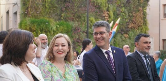 El alcalde de Ontinyent, Jorge Rodriguez junto con su candidata | Ens Uneix