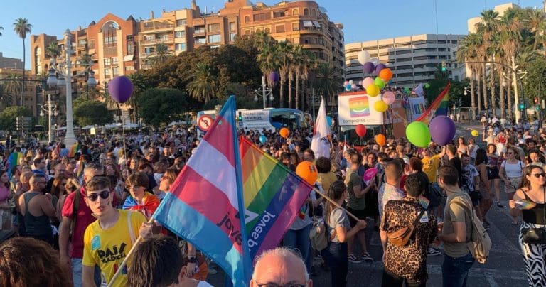 El Consell defiende que seguirá ‘colaborando, ayudando y escuchando’ sin ‘sectarismo ideológico’ a las entidades LGTBIQ+