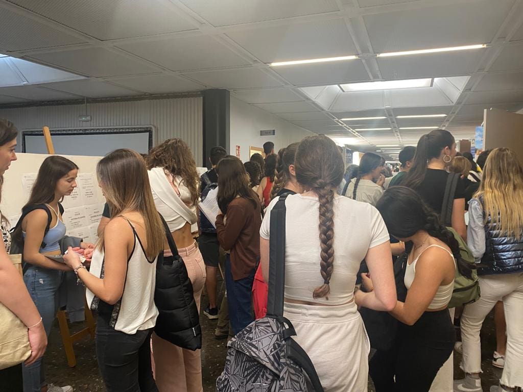 Alumnos esperando a ser llamados/ VSM