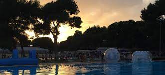 Piscina parque del oeste nocturna/ Aquaval